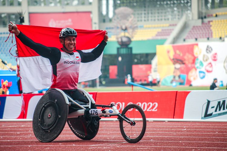 Atlet para atletik kursi roda Indonesia, Jaenal Aripin, meraih medali emas ASEAN Para Games 2022 di Stadion Manahan, Solo, Selasa (2/8/2022).