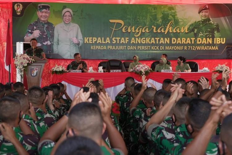 KSAD Jenderal Dudung Abdurachman saat memberikan pengarahan kepada personel Yonif Rider 712/Wiratama di Bailang Kota Manado, Sulawesi Utara, Senin (11/4/2022).