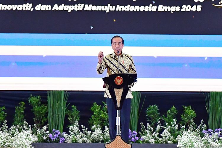 Presiden Joko Widodo memberikan sambutan di acara Forum Rektor Indonesia yang digelar di Surabaya, Jawa Timur pada Senin (15/1/2024) sebagaimana dilansir siaran YouTube Sekretariat Presiden.