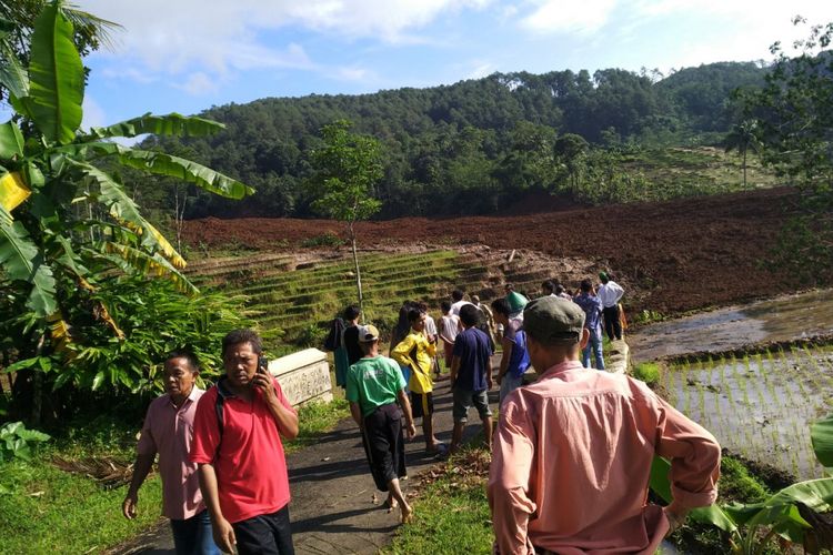 Longsor melanda kawasan hutan produksi milik perhutani BKPH Salem petak 26 RPH Babakan di Desa Pasir Panjang, Kecamatan Salem, Kabupaten Brebes,  Jawa Tengah, Kamis (22/2/2018)