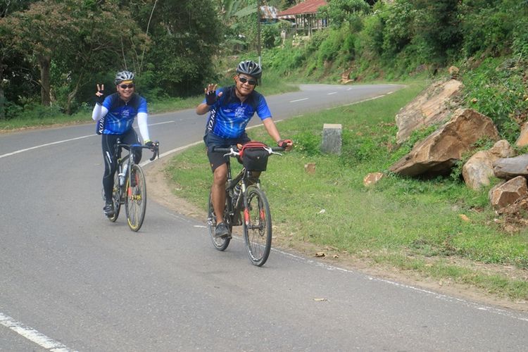 Peserta Jelajah Sepeda Flores memasuki etape II dengan rute Kelimutu-Riung, Nusa Tenggara Timur, Minggu (13/8/2017).