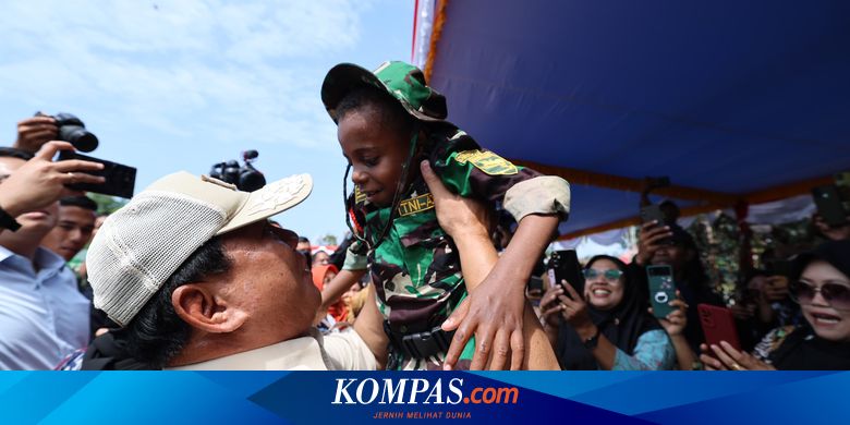 Momen Prabowo Gendong hingga Cium Tentara Cilik di Papua