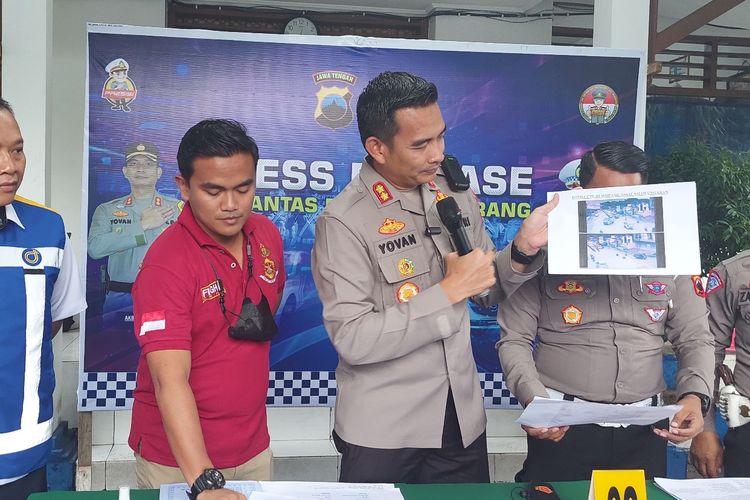 Kapolres Semarang AKBP Yovan Fatika menunjukkan bukti rekaman CCTV tabrakan di perempatan Assalamah Ungaran