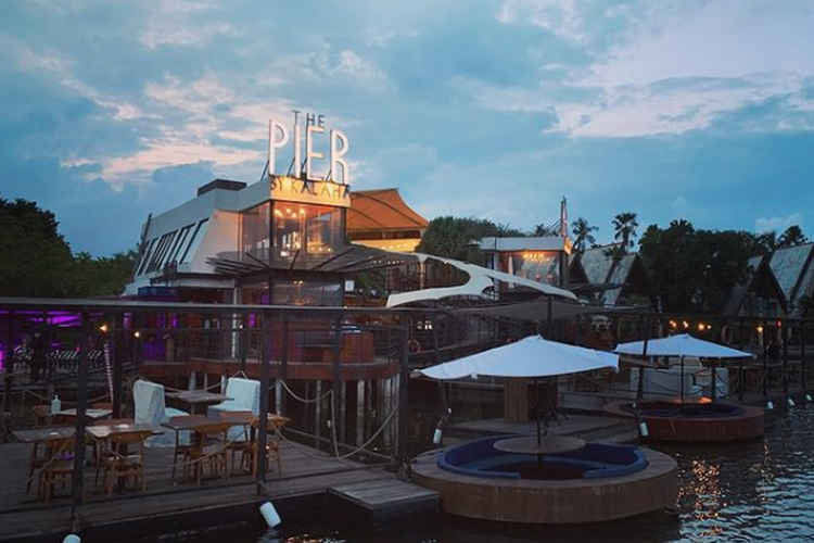 The Pier by Kalaha, salah satu tempat makan view laut di Jakarta.