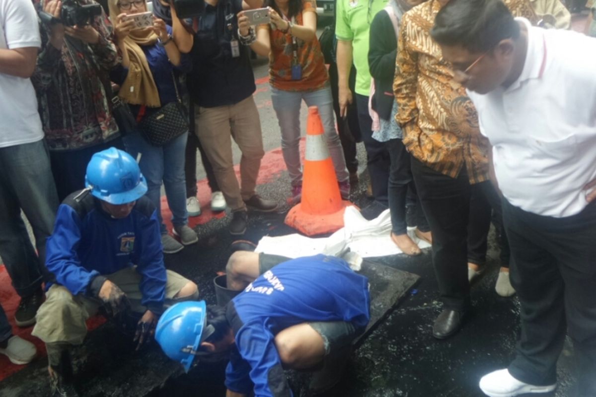 Plt Gubernur DKI Jakarta Sumarsono meninjau saluran air di Jalan Gatot Subroto,Jumat (10/3/2017). 