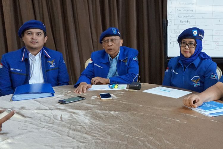 Ketua DPD Demokrat Jateng Rinto Subekti (kiri), Pramono Edhi (tengah) melakukan konferensi pers di sela Muscab di Kota Semarang, Kamis (5/10/2017)