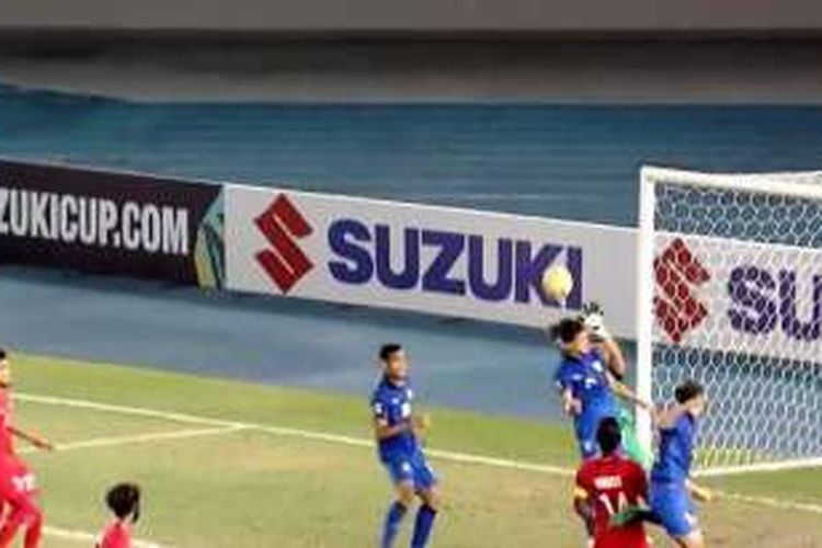 Pemain Thailand, Sarawut Masuk, mencetak gol ke gawang Singapura, pada pertandingan lanjutan Piala AFF 2016, Selasa (22/11/2016). 