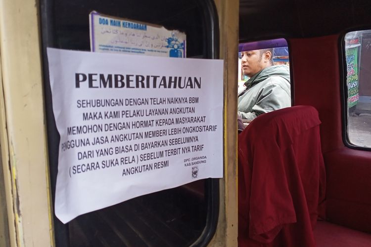Sejumlah sopir angkot di Kabupaten Bandung Jawa Barat mengaku kecewa terhadap kenaikan harga BBM. Kendati begitu, belum ada kebijakan untuk menaikan ongkos penumpang.