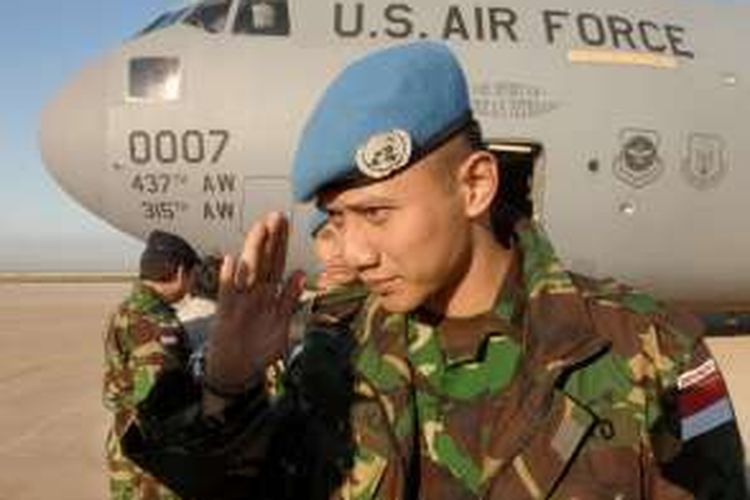 Agus Harimurti Yudhoyono saat baru tiba di bandara Beirut, Libanon, Jumat (10/11/2006). Putra Susilo Bambang Yudhoyono ini bergabung dengan pasukan penjaga perdamaian PBB. 