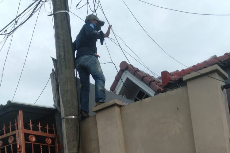 Petugas PLN saat melakukan pemutusan aliran listrik, sebelum empat jenasah ditemukan tewas di rumah di kawasan Kalideres, Jakarta Barat, Rabu (9/11/2022).