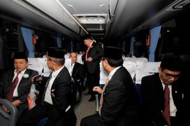 Anggota DPR terpilih berada di dalam bus yang akan membawa mereka ke Lubang Buaya untuk mengikuti upacara peringatan Hari Kesaktian Pancasila, Rabu (1/10/2014).
