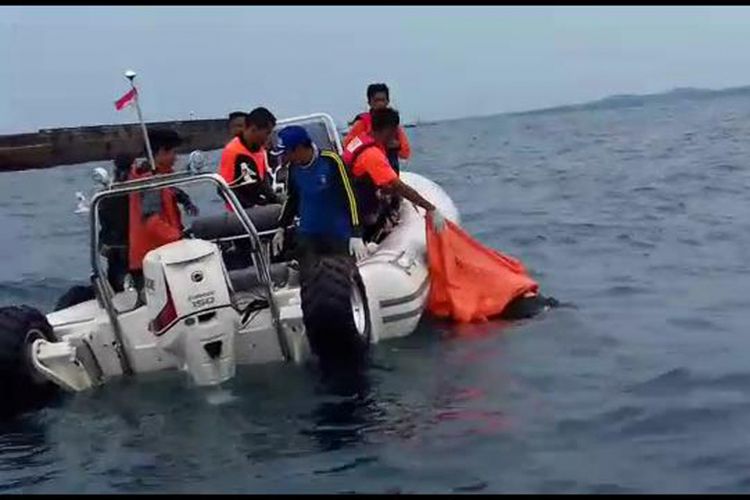Tim SAR gabungan saat evakuasi korban tewas Tugboat Yong Tat 9 di Bangka Selatan, Kepulauan Bangka Belitung.