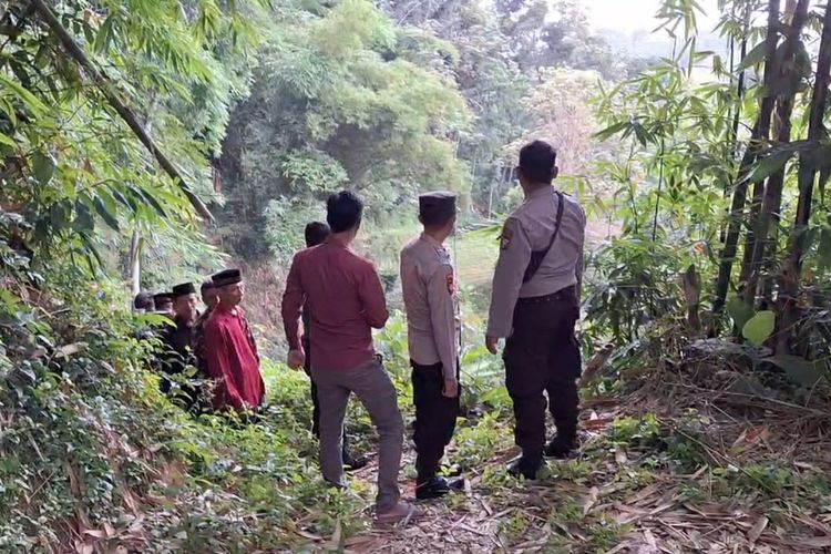 Anggota Polsek Sine meninjau lokasi Sumarni (45), ibu rumah tangga yang meninggalkan setelah diserang tawon vespa saat mencari rumput di Desa Pocol, Kecamatan Sine, Kabupaten Ngawi, Jawa Timur, Kamis (6/2/2025).