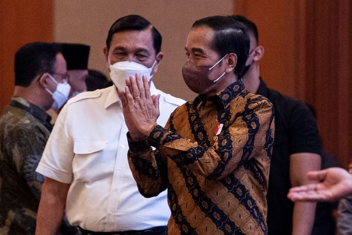 Presiden Joko Widodo (kedua kiri) didampingi Menko Kemaritiman dan Investasi Luhut Binsar Pandjaitan (kiri) tiba untuk menyampaikan pengarahan dan evaluasi Aksi Afirmasi Gerakan Nasional Bangga Buatan Indonesia di Jakarta Convention Center, Jakarta, Selasa (24/5/2022). ANTARA FOTO/Sigid Kurniawan/nz.