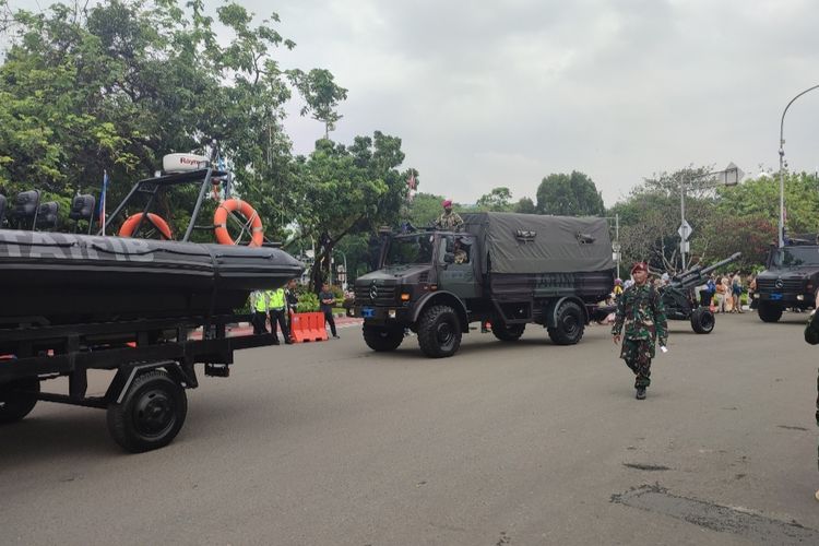 Peringatan HUT ke77 Tentara Nasional Indonesia (TNI) turut diramaikan oleh rangkaian kegiatan yang digelar di kawasan Istana Negara, Jakarta, Rabu (5/10/2022). Salah satu parade kendaraan tempur