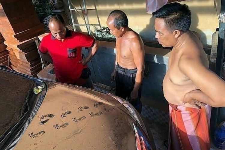 Akun Instagram @denpasar.viral menampilkan foto jejak kaki di bagian kap mobil yang diduga terkait kasus pencurian. Pemilik rumah mengaku kehilangan uang Rp 1,2 juta.