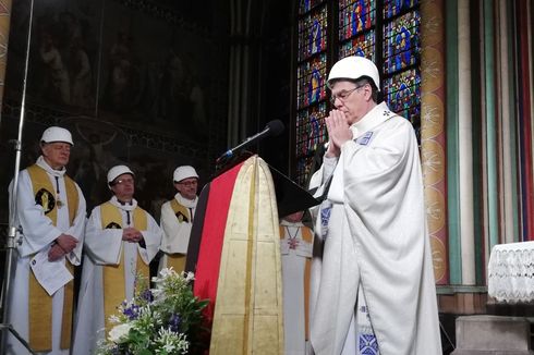 Gelar Misa Perdana di Gereja Notre Dame, Uskup Agung Paris Pakai Helm Putih
