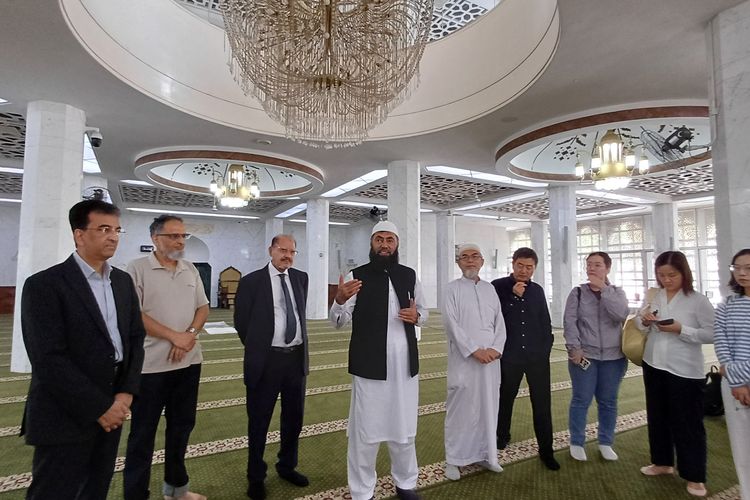 Perwakilan komunitas Muslim Hong Kong menjelaskan program sertifikasi halal kepada para tamu di dalam area salat Kowloon Masjid, di Hong Kong, Jumat (12/9/2025). 