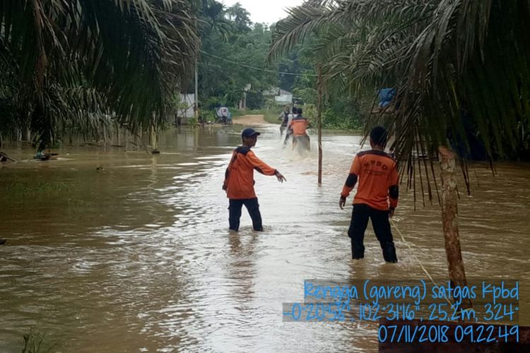 Petugas BPBD Indragiri Hulu (Inhu), Riau, memantau kondisi banjir yang melanda 11 kecamatan, Rabu (7/11/2018). Dok. BPBD Riau