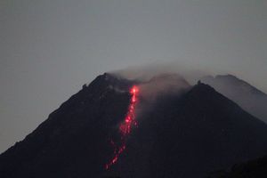 Gunung Merapi Luncurkan Awan Panas Sejauh 1.800 Meter ke Arah Kali Krasak dan Boyong