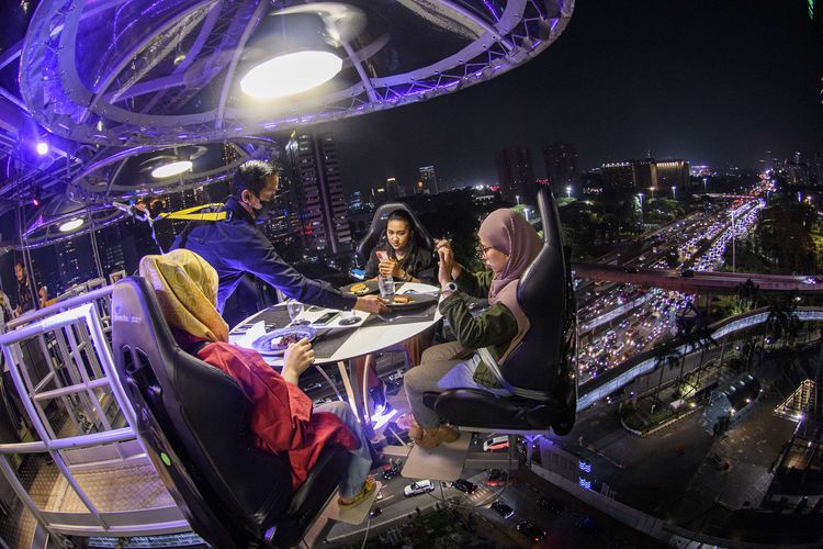 Pramusaji menghidangkan makanan dari ketinggian di Lounge in the Sky Indonesia di Jakarta, Selasa (29/3/2022). Destinasi wisata baru yang menawarkan sensasi menyantap hidangan dari ketinggian 50 meter dengan panorama Ibu Kota tersebut dapat dinikmati mulai dari harga Rp1,6 juta hingga Rp3,7 juta per orang.