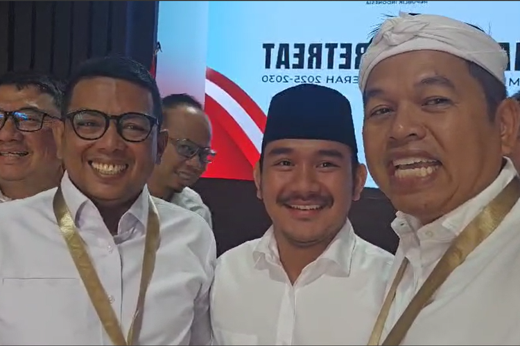 Gubernur Jawa Barat Dedi Mulyadi saat bersama Bupati Bekasi terpilih Ade Kuswara Kunang (kopiah hitam) di sela istirahat retret di Magelang, Jawa Tengah, Senin (24/2/2025).