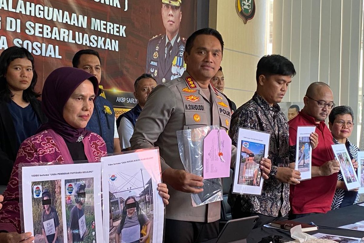 Jajaran Polres Metro Jakarta Barat menunjukkan barang bukti kasus parodi FTV Jasa Bikin Anak Keliling yang dilakukan kreator konten Vicky Kalea, di Mapolres Metro Jakarta Barat, Kamis (16/11/2023). 