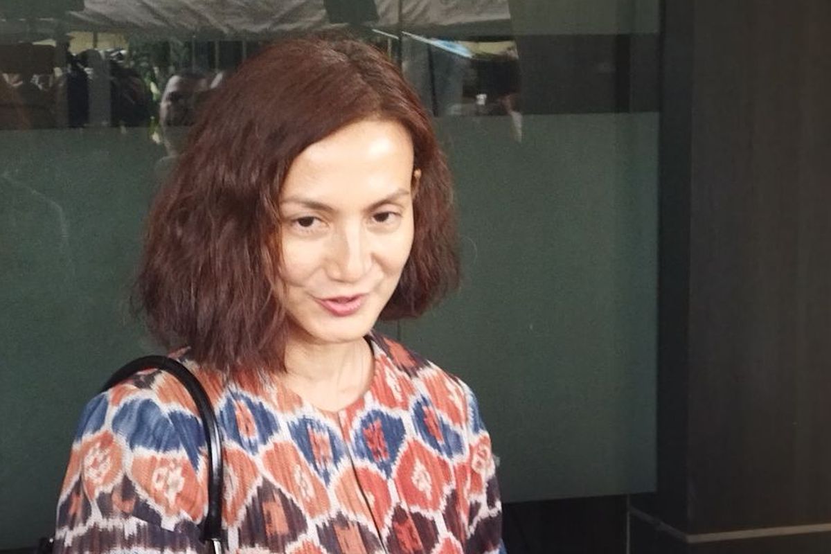Aktris Wanda Hamidah usai menjalani pemeriksaan sebagai atas kasus perusakan pekarangan rumah mantan suaminya, Daniel Patrick, di Polres Metro Depok, Senin (30/5/2022). 