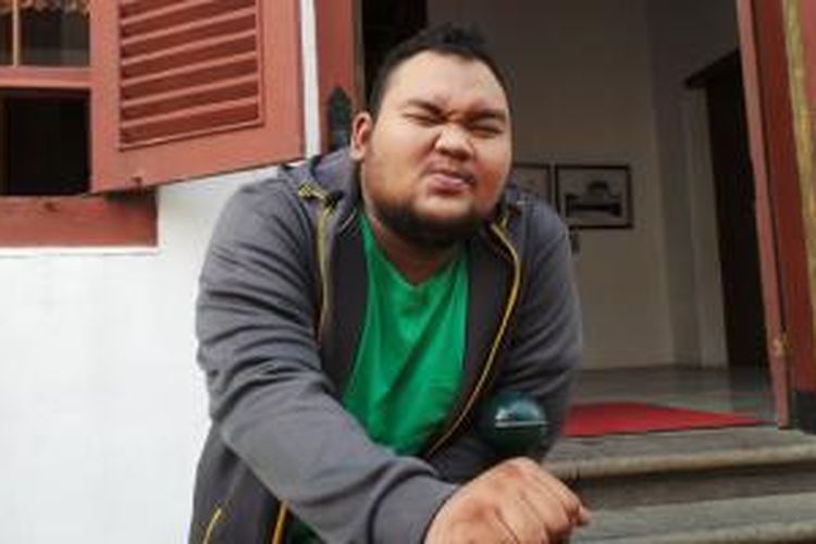 Komika yang kini menjadi artis peran Fico Fachriza berpose usai jumpa pers film Love You...Love You Not di Gedung Arsip Nasional, Gajah Mada, Jakarta Barat, Selasa (7/7/2015).