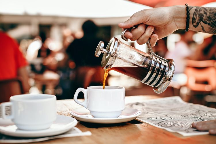 Minum kopi sebelum berolahraga bisa membuat semangat meningkat.