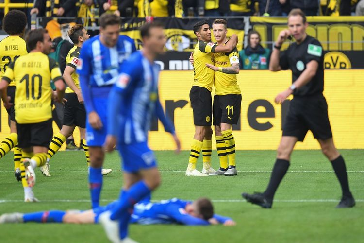 Pemain depan Jerman, Marco Reus, dan pemain belakang Dortmund asal Maroko, Achraf Hakimi merayakannya selama pertandingan sepakbola divisi satu Jerman, Borussia Dortmund, dan Hertha BSC Berlin di Dortmund, Jerman barat, pada 27 September 2018.