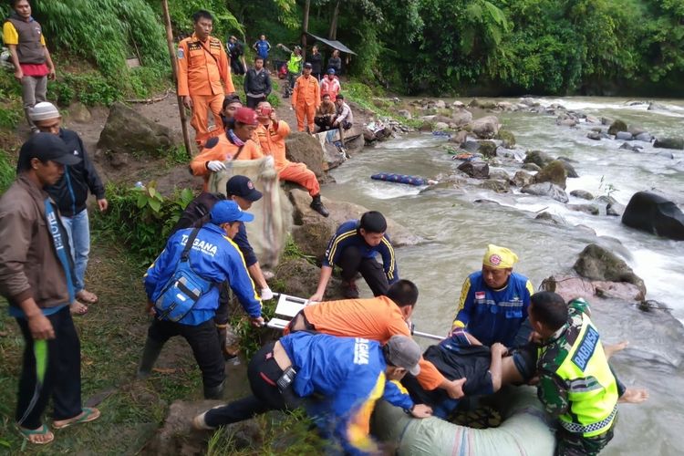 Tim SAR melakukan proses evakuasi korban Bus Sriwijaua