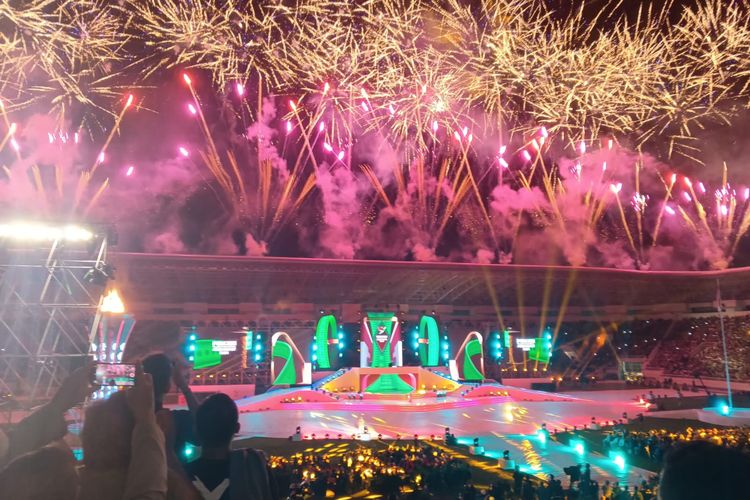 Pesta kembang api di penutupan PON XXI  Aceh-Sumut, di Stadion Utama, Sport Center Deli Serdang, Sumatera Utara, Jumat (20/9/2024).
