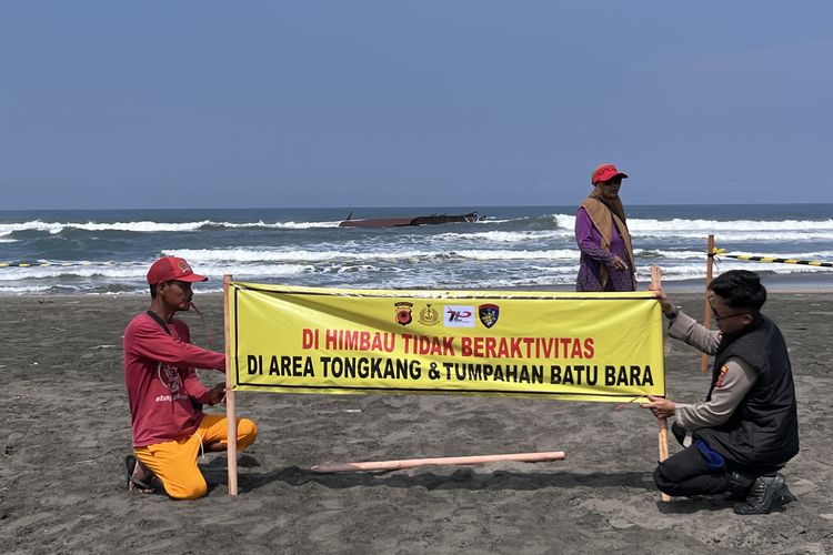 Baru 6,4 Ton Batu Bara Terkumpul dari Tongkang Nautica 22 yang Kandas di Pangandaran