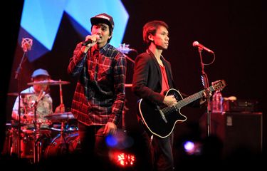 Grup band Sheila On 7 tampil pada Java Jazz Festival 2015 di JIExpo Kemayoran, Jakarta, Sabtu (7/3/2015). Java Jazz Festival 2015 yang berlangsung hingga Minggu (8/3/2015) menampilkan artis dari dalam dan luar negeri. KOMPAS IMAGES/KRISTIANTO PURNOMO