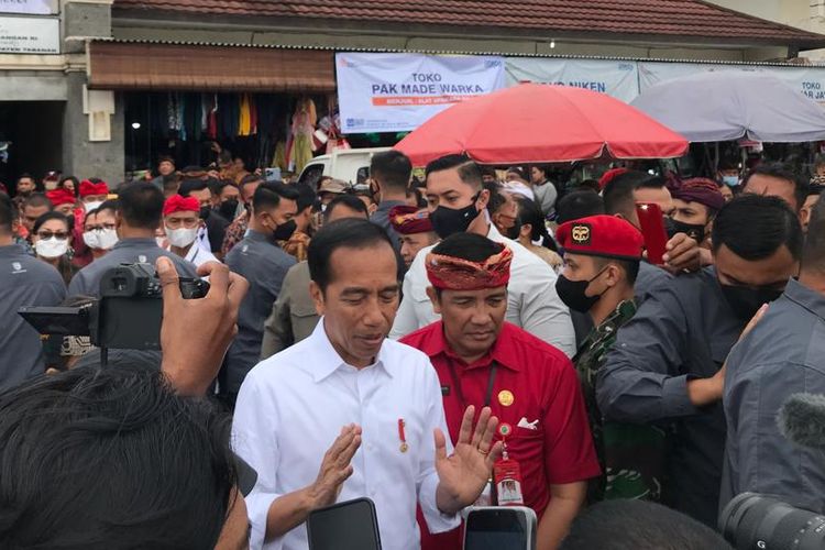 Presiden Joko Widodo (Jokowi)  saat mengunjungi Pasar Rakyat Baturiti, Kabupaten Tabanan, Provinsi Bali, pada Kamis (2/2/2023). Kompas.com/ Yohanes Valdi Seriang Ginta