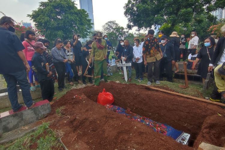 Foto : Isak Tangis Iringi Pemakaman Korban Kecelakaan Maut Cibubur Di ...