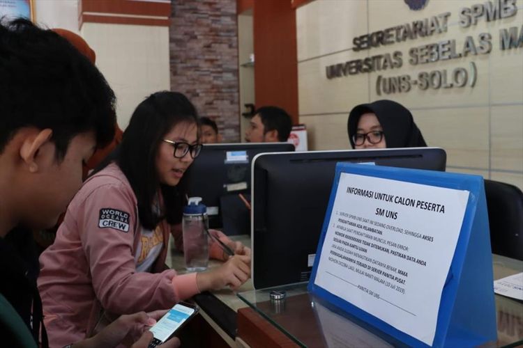Peserta melakukan pendaftaran SM UNS di Solo, Jawa Tengah, Rabu (10/7/2019).