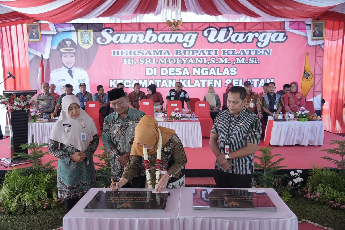 Penandatanganan prasasti Rest Area Ngalas Mulyo dan Waterpark Tirto Ngalas oleh Bupati Klaten Sri Mulyani, Kamis (27/6/2024). 