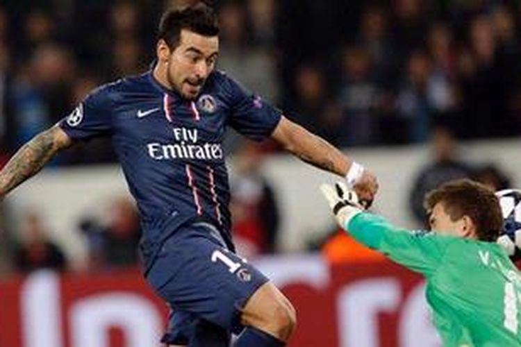 Gelandang serang Paris Saint Germain dari Argentina, Ezequiel Lavezzi (kiri), menyepak bola hingga melampaui jangkauan kiper Valencia, Vicente Guaita, dalam laga kedua 16 besar Liga Champions di Stadion Parc des Princes, Paris, Rabu (6/3/2013). Kedua tim akhirnya bermain imbang 1-1. 