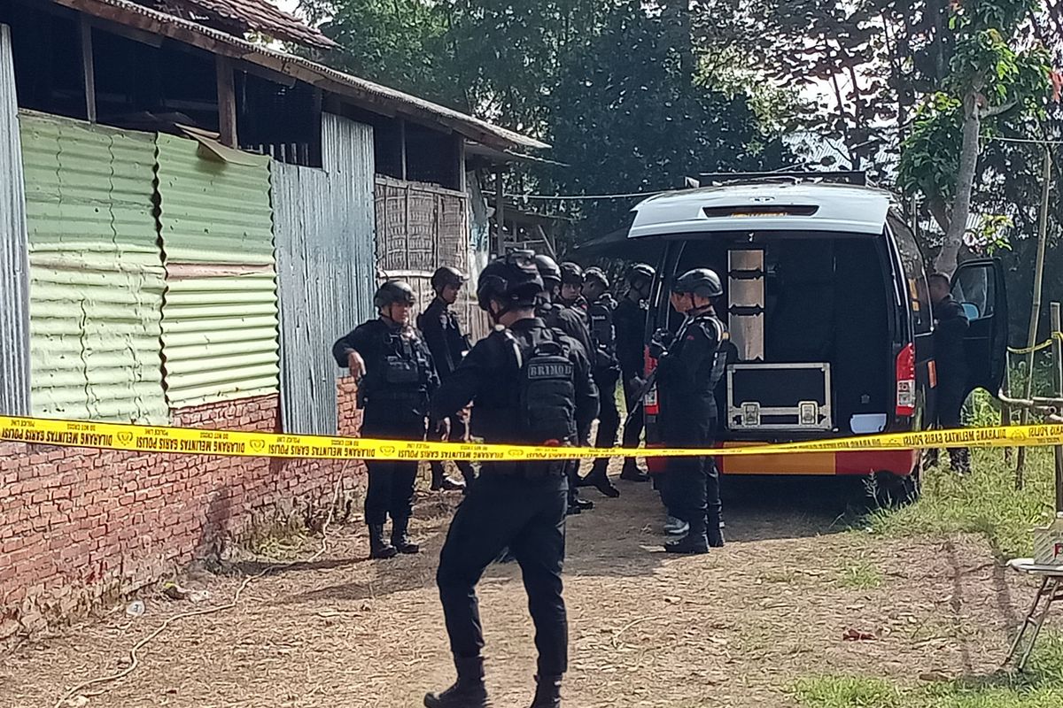 Tim Gegana Brimob dan Bidlabfor Polda Jatim datangi lokasi ledakan di Kota Batu, Jawa Timur pada Kamis (22/6/2023).