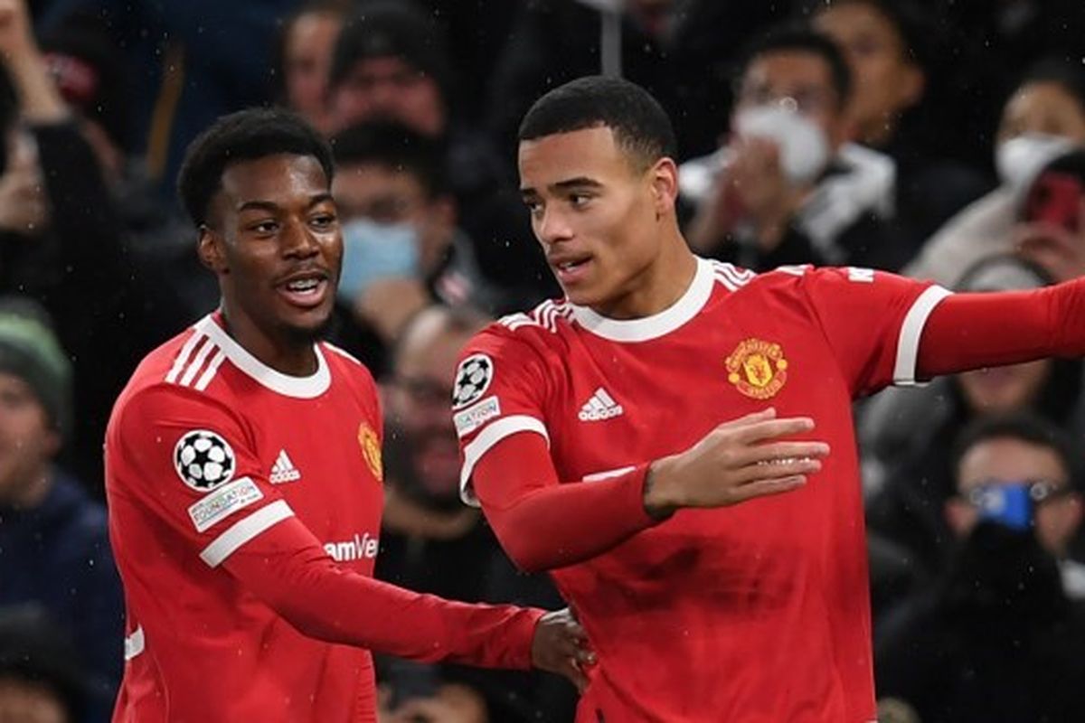 Penyerang Manchester United, Mason Greenwood (kanan), berselebrasi bersama rekan setim sesai mencetak gol pada pertandingan Grup F Liga Champions melawan Young Boys di Stadion Old Trafford, Rabu (8/12/2021).