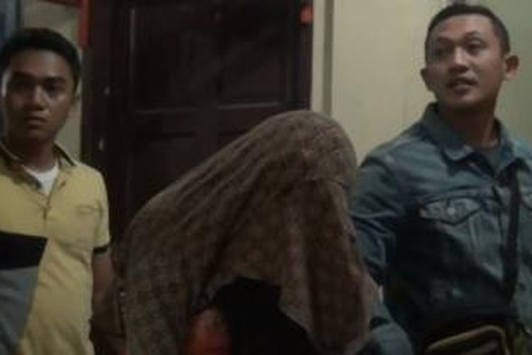 sepasang muda mudi yang diduga sedang berbuat mesum  di kamar mandi Rumah Sakit Umum Daerah Gunungsitoli, Sumatera Utara, pukul 21.30, Sabtu (06/09/2014), tertangkap basah oleh warga.