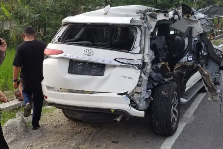 Mobil Kadinkes Ngawi, dr Yudono terlibat kecelakaan beruntun dii Jalan Raya Ngawi-Caruban KM 20-21 dari Ngawi, tepatnya Desa Puhti, Kecamatan Karangjati. Korban yang mengendarai mobil Fortuner bersama istri dan kedua anaknya selamat.