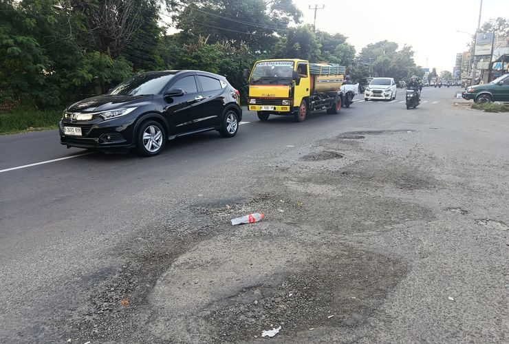Baru Ditambal, Jalan HM Joyo Martono Bekasi Kembali Berlubang Jelang Mudik Lebaran