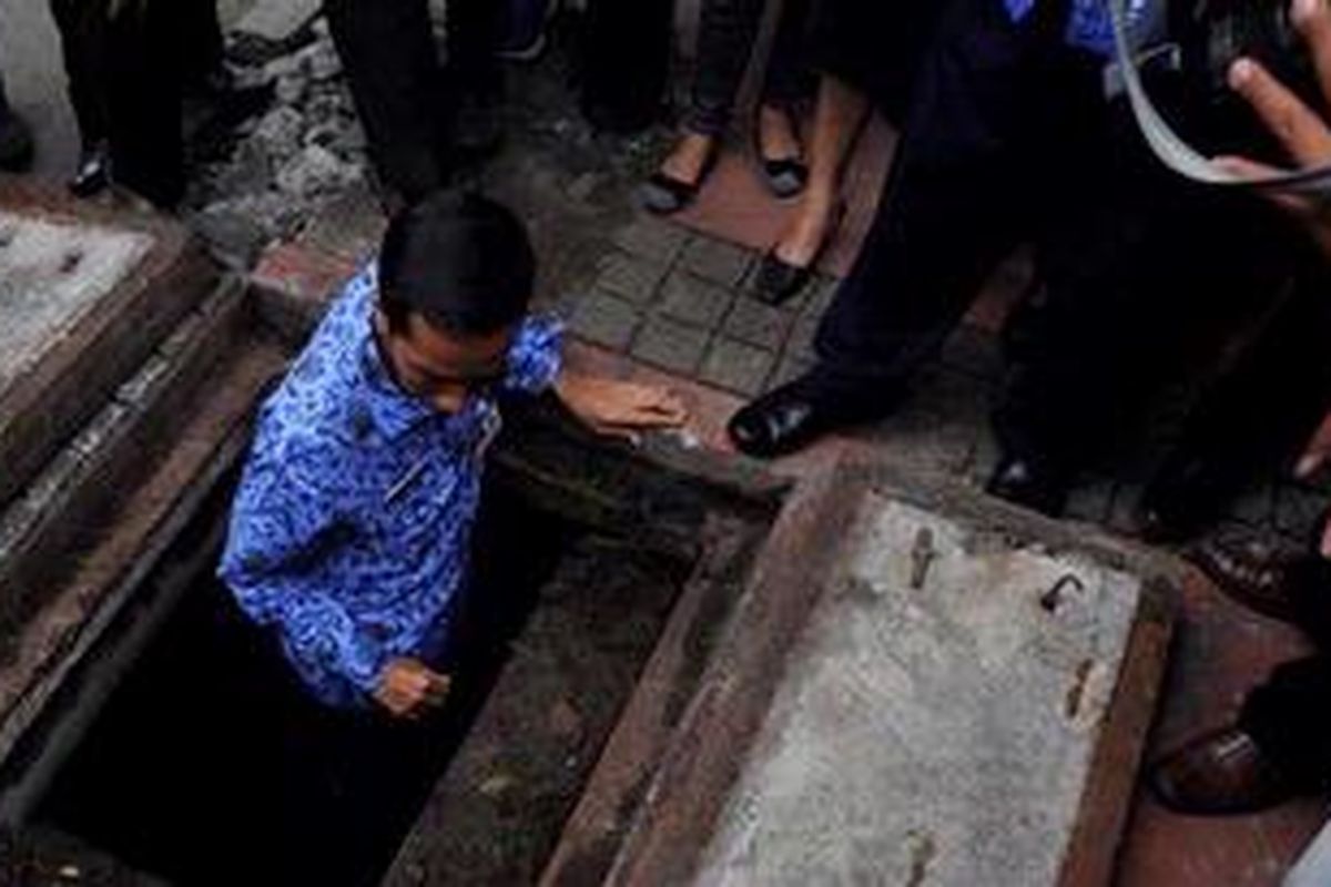 Gubernur DKI Jakarta, Joko Widodo, memeriksa gorong-gorong saluran pembuangan Jalan MH THamrin di sekitar Bundaran Hotel Indonesia, Jakarta, Rabu (26/12/2012). Pemeriksaan ini untuk melihat langsung kondisi saluran pembuangan yang diduga tersumbat dan menjadi penyebab timbulnya genangan saat hujan deras.

