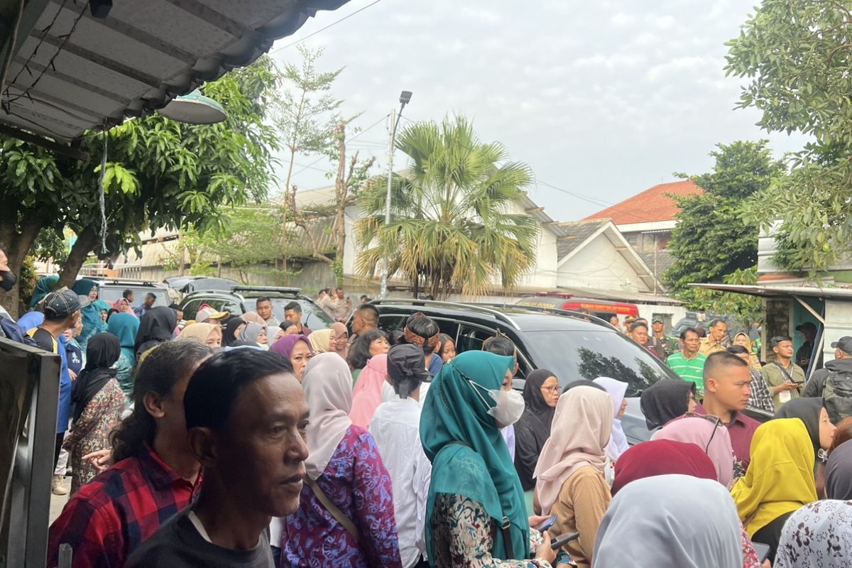 Masyarakat padati sepanjang Jalan Manunggal Jaya, Kelurahan Kebon Pedes, Kota Bogor. Mereka berkumpul untuk bisa melihat secara langsung Presiden Joko Widodo atau Jokowi.