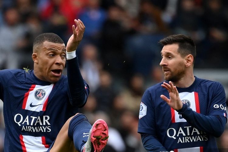 Kylian Mbappe dan Lionel Messi kala beraksi dalam laga pekan ke-33 Liga Perancis 2022-2023 antara PSG vs Lorient di Stadion Parc des Princes, 30 April 2023. (Foto oleh FRANCK FIFE / AFP)