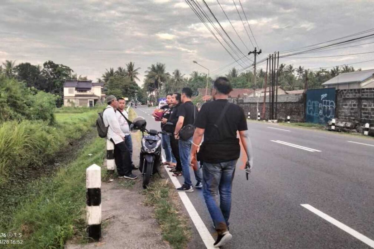 Tim Buru Sergap Polres Kulon Progo menangkap pemuda berpakaian agamis, kopiah dan menenteng ember merah berisi uang di jalan raya Ngestiharjo, Kapanewon Wates, Kabupaten Kulon Progo, Daerah Istimewa Yogyakarta. Pemuda itu diduga terkait dengan pencurian motor di Gedongtengen, Kota Yogyakarta.