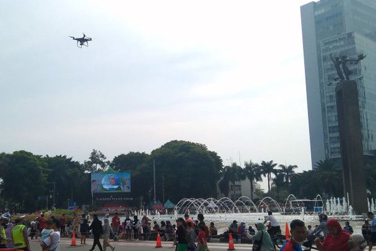 Pemprov DKI menerbangkan drone atau pesawat nirawak untuk memantau pelanggaran kebersihan di kawasan Bundaran HI, Jakarta, Minggu (6/11/2022). 